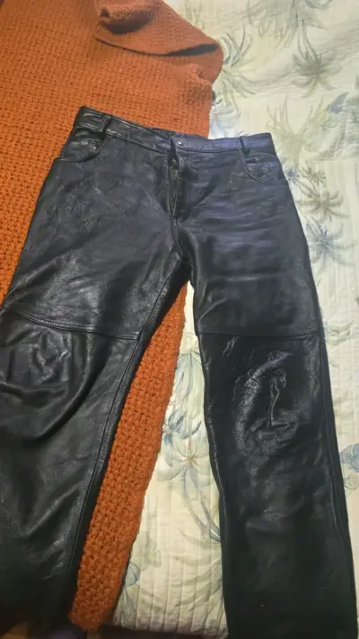 Pantalones de cuero negro para hombre en buen estado - miniatura 3