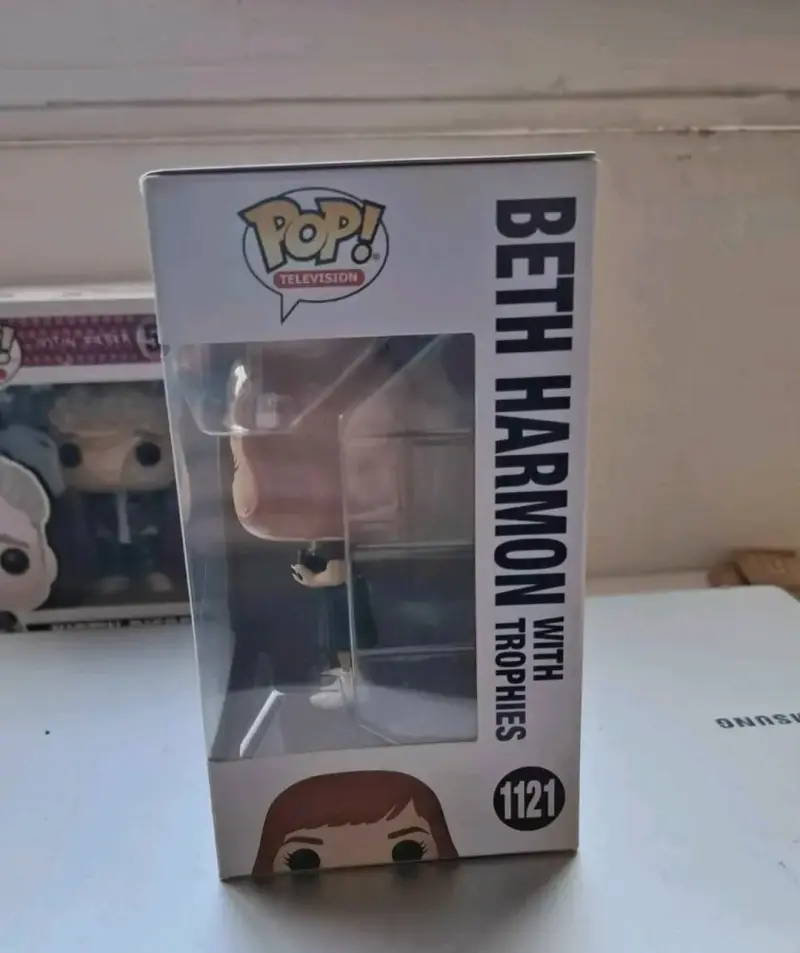 Figura Funko Pop Beth Harmon con Trofeos - 4