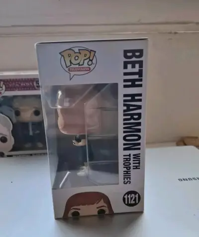Figura Funko Pop Beth Harmon con Trofeos - miniatura 4