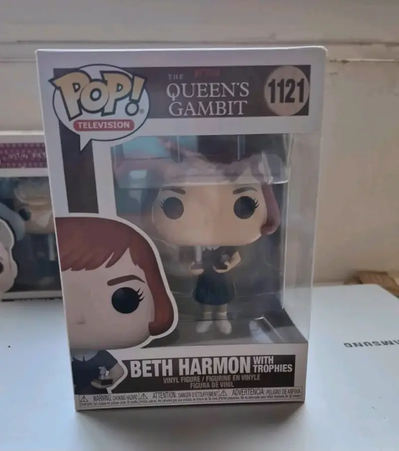 Figura Funko Pop Beth Harmon con Trofeos - 5