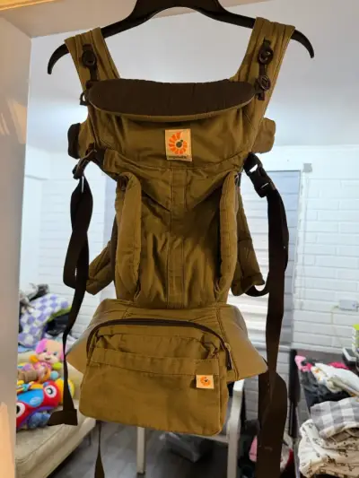 Mochila portabebé Ergobaby verde militar - miniatura 1