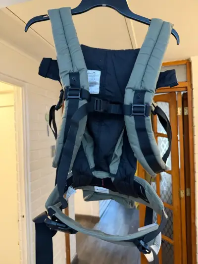 Mochila portabebé Ergobaby verde militar - miniatura 2
