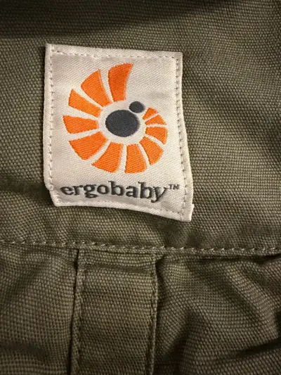 Mochila portabebé Ergobaby verde militar - miniatura 3