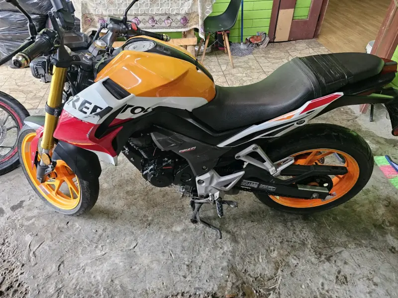 Moto Honda Repsol cb190r - 1