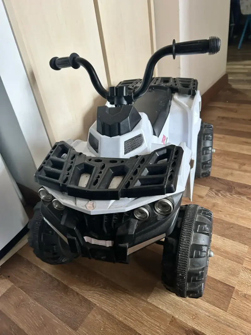 Cuatrimoto eléctrica para niños color negro y blanco