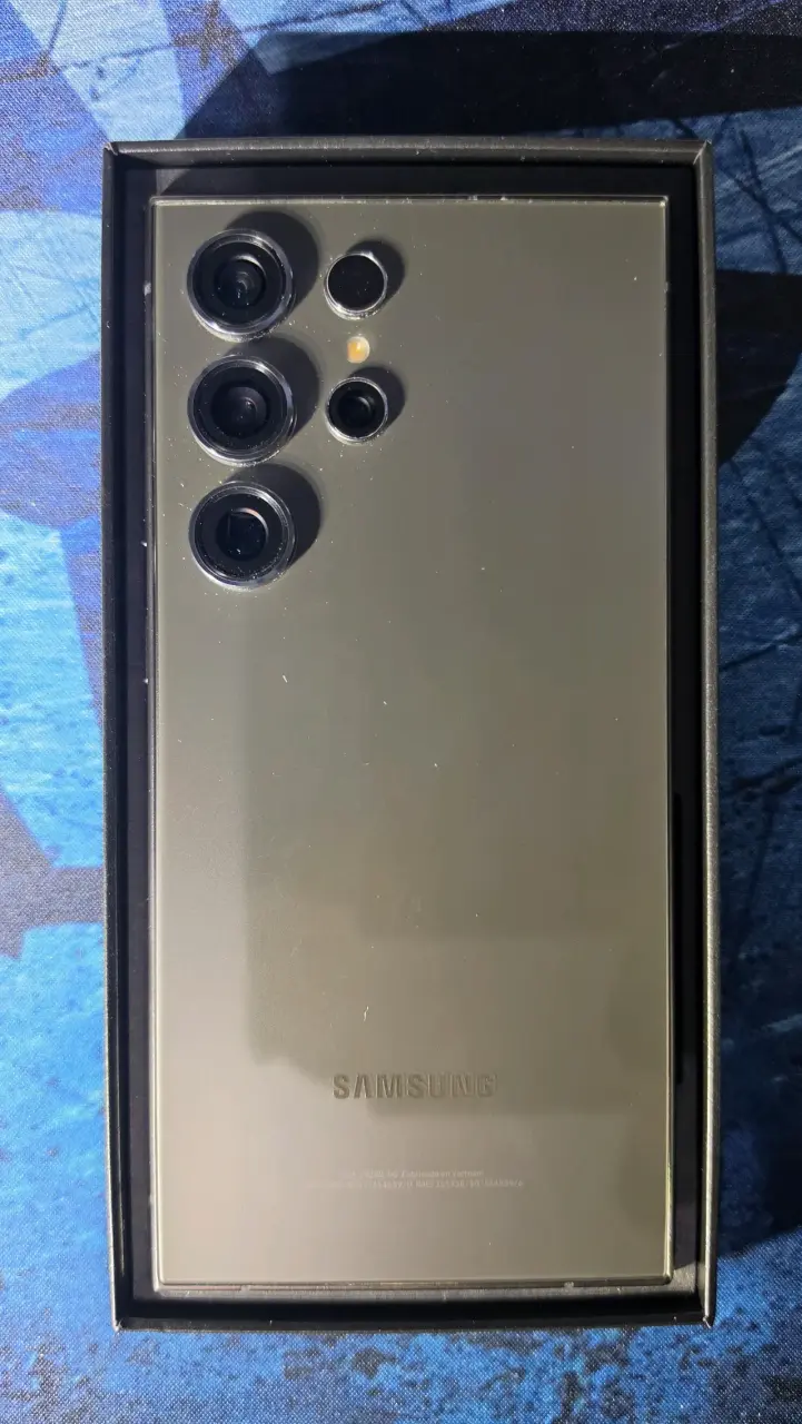 Samsung Galaxy S24 Ultra con caja - 2