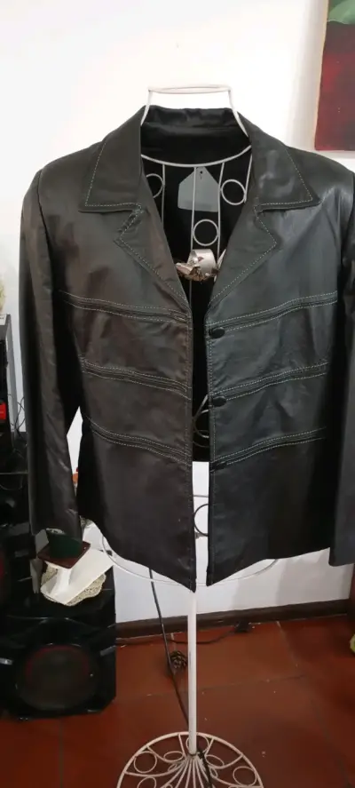 Chaqueta de cuero negra para mujer - miniatura 1