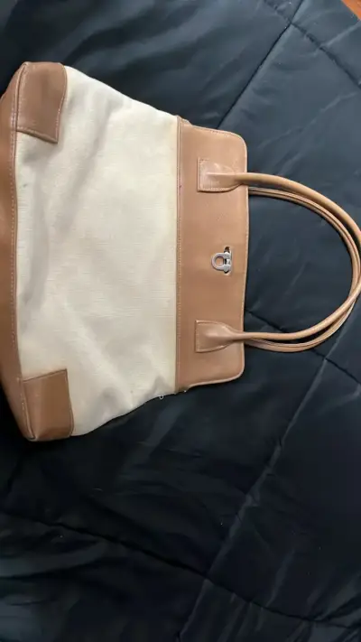 Bolso de mano beige y marrón con detalles metálicos - miniatura 1