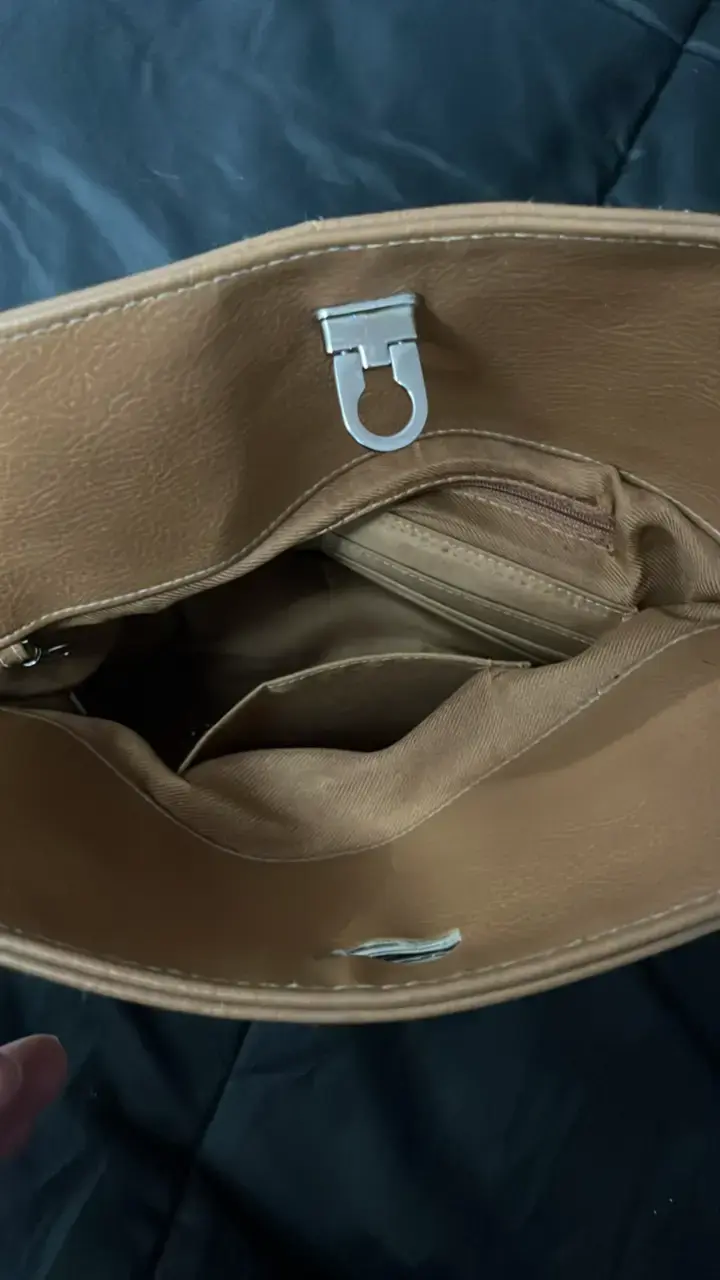 Bolso de mano beige y marrón con detalles metálicos - 2