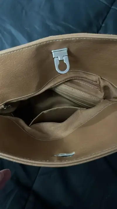 Bolso de mano beige y marrón con detalles metálicos - miniatura 2
