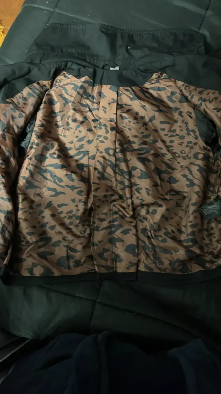 Abrigo negro corto  con forro estampado - 2