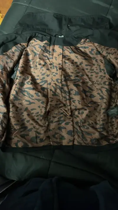Abrigo negro corto  con forro estampado - miniatura 2