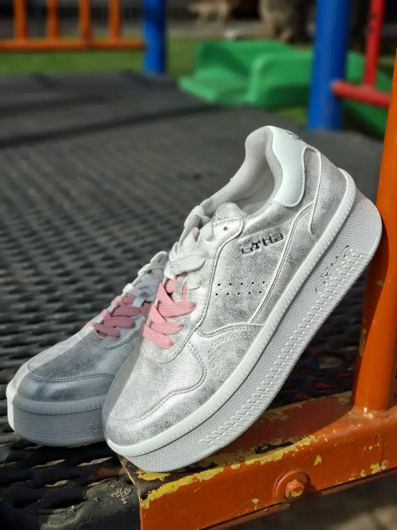 Zapatillas deportivas plateadas con cordones rosas para mujer - 1