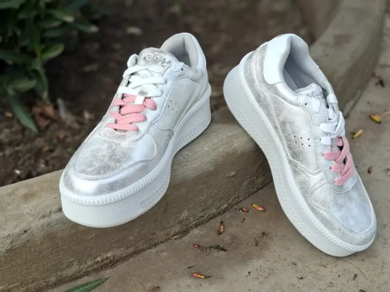 Zapatillas deportivas plateadas con cordones rosas para mujer - 2