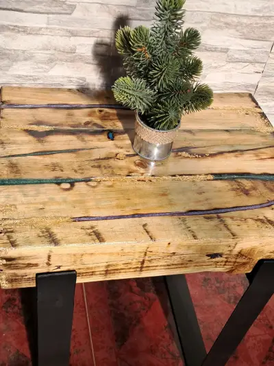 Mesa de madera rústica con patas metálicas - miniatura 1