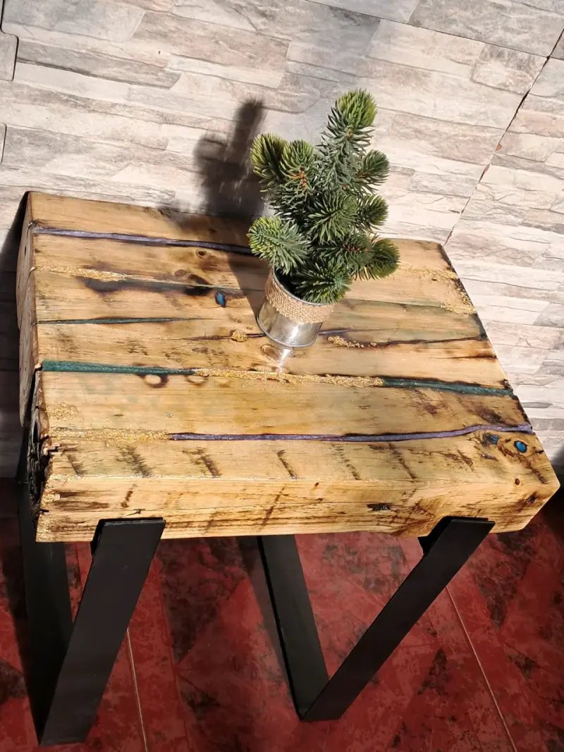 Mesa de madera rústica con patas metálicas - 2
