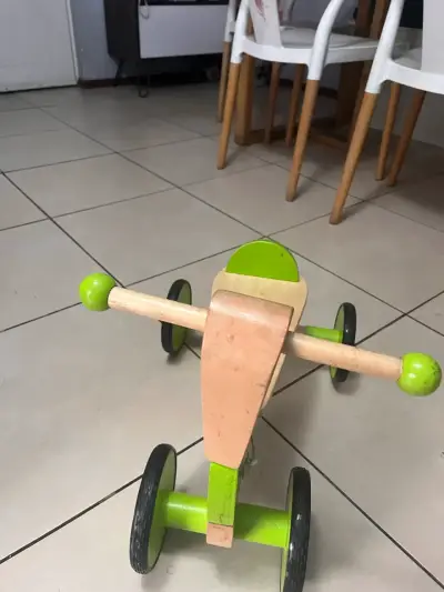 Triciclo de madera para niños color verde - miniatura 2