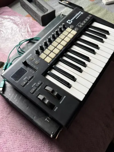 Controlador MIDI Novation Launchkey 25 mk2 - miniatura 1