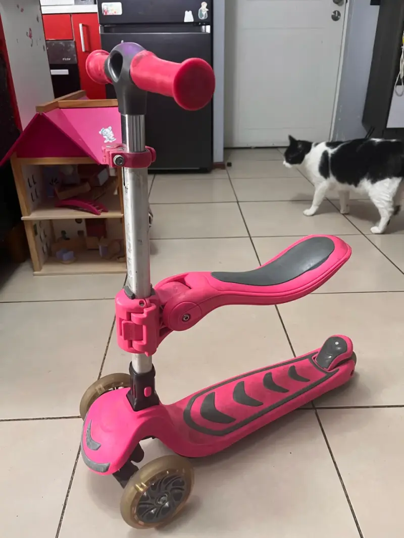 Scooter infantil rosa con asiento plegable - 1