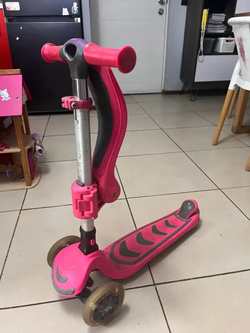 Scooter infantil rosa con asiento plegable - 2