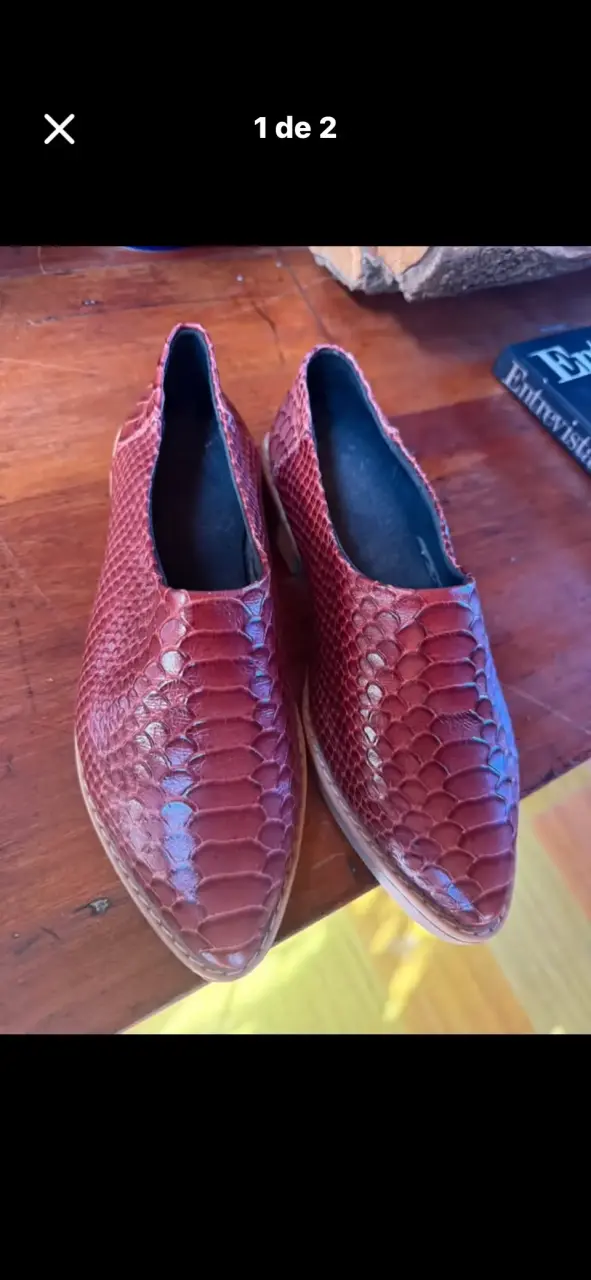 Zapatos de cuero rojo con textura de serpiente - 2