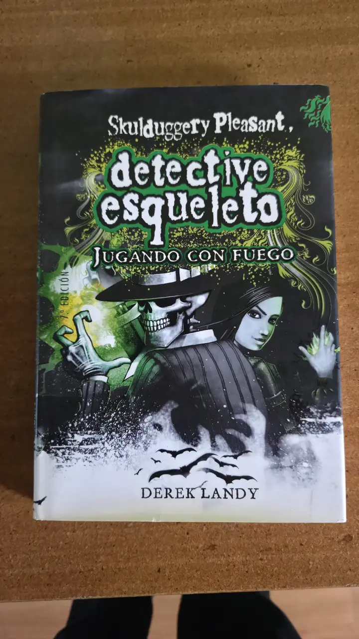 Libro Skulduggery Pleasant Detective Esqueleto - 1