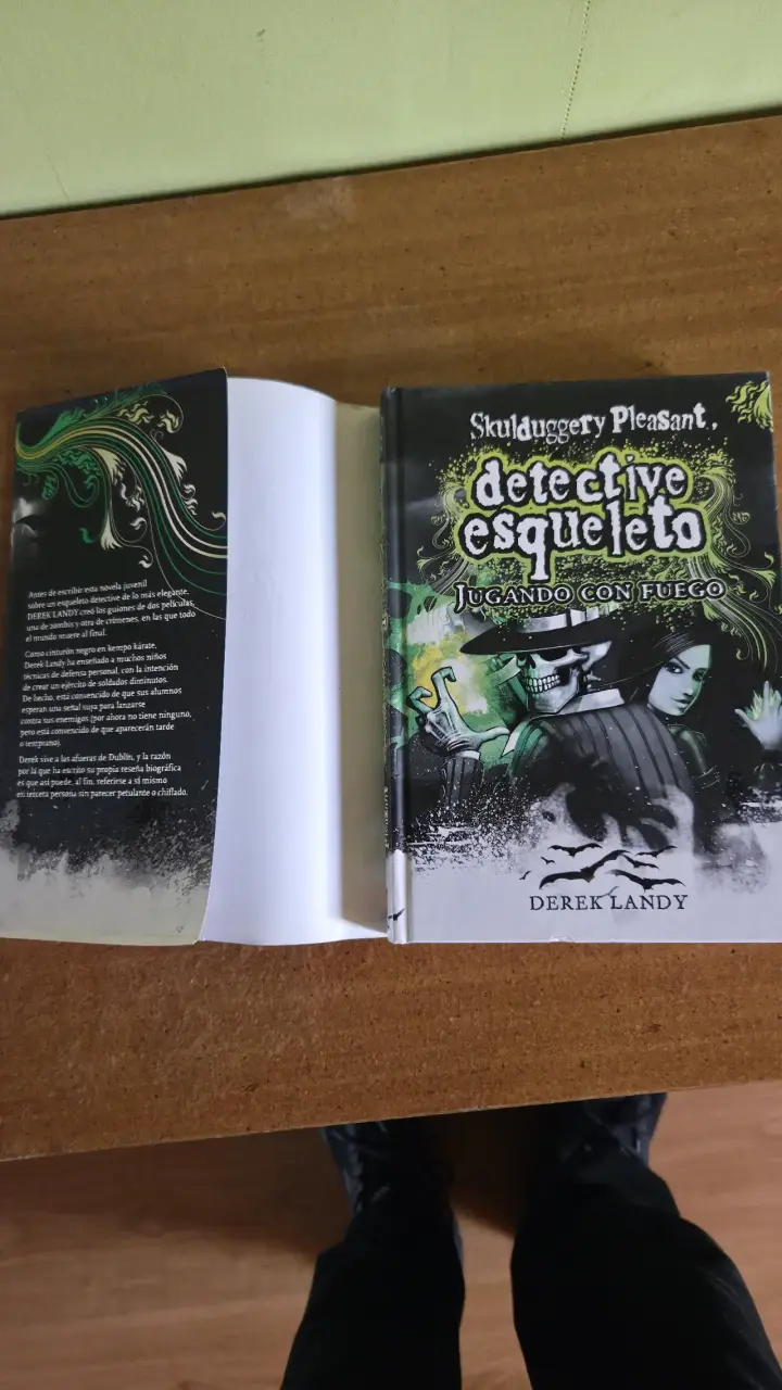 Libro Skulduggery Pleasant Detective Esqueleto - 2