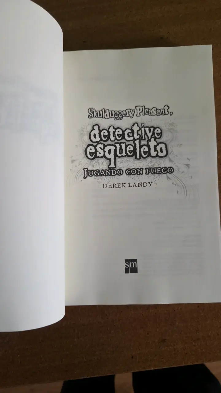 Libro Skulduggery Pleasant Detective Esqueleto - 3
