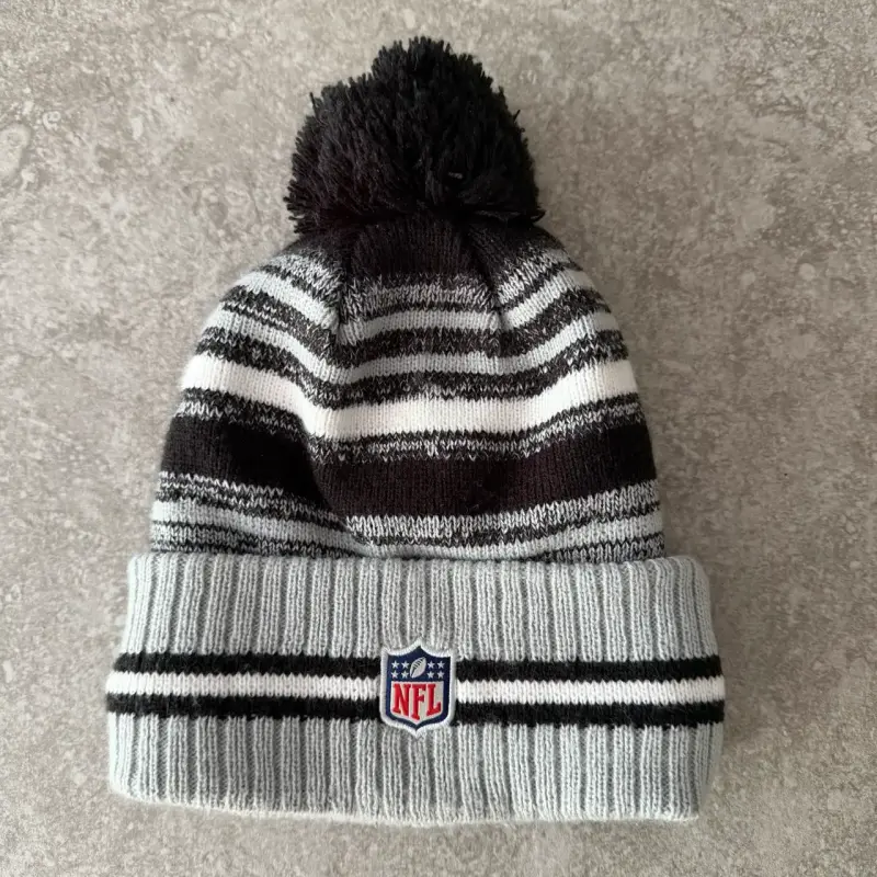 Gorro New Era Raiders NFL Pompon Gris y Negro - 2