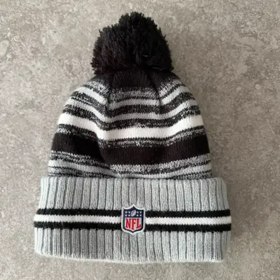 Gorro New Era Raiders NFL Pompon Gris y Negro - miniatura 2