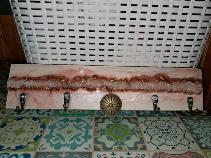 Colgador hecho con resina  de pared - 1