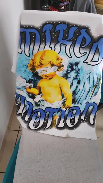 Polera estampada 'Mixed Emotion' con diseño de ángeles - miniatura 1