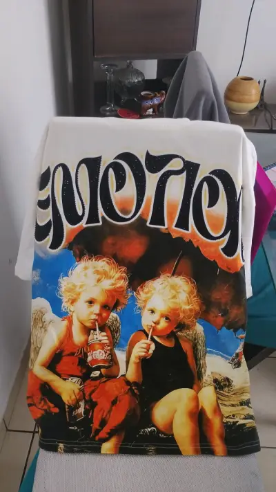 Polera estampada 'Mixed Emotion' con diseño de ángeles - miniatura 3