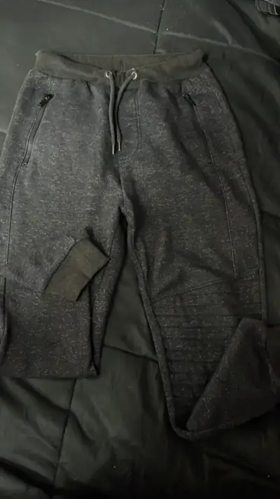 Pantalones deportivos grises con bolsillos - miniatura 1