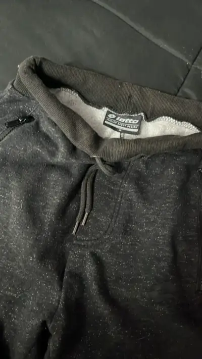 Pantalones deportivos grises con bolsillos - miniatura 2
