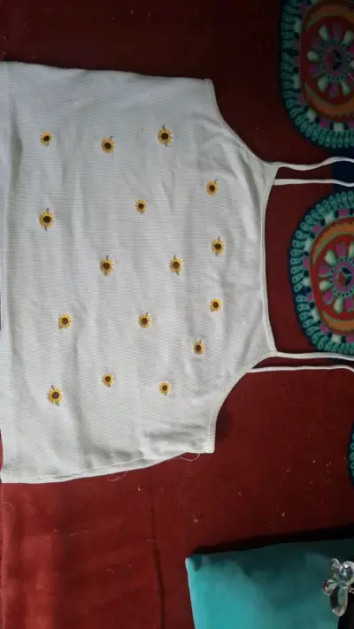 Polera blanca con girasoles bordados - miniatura 1