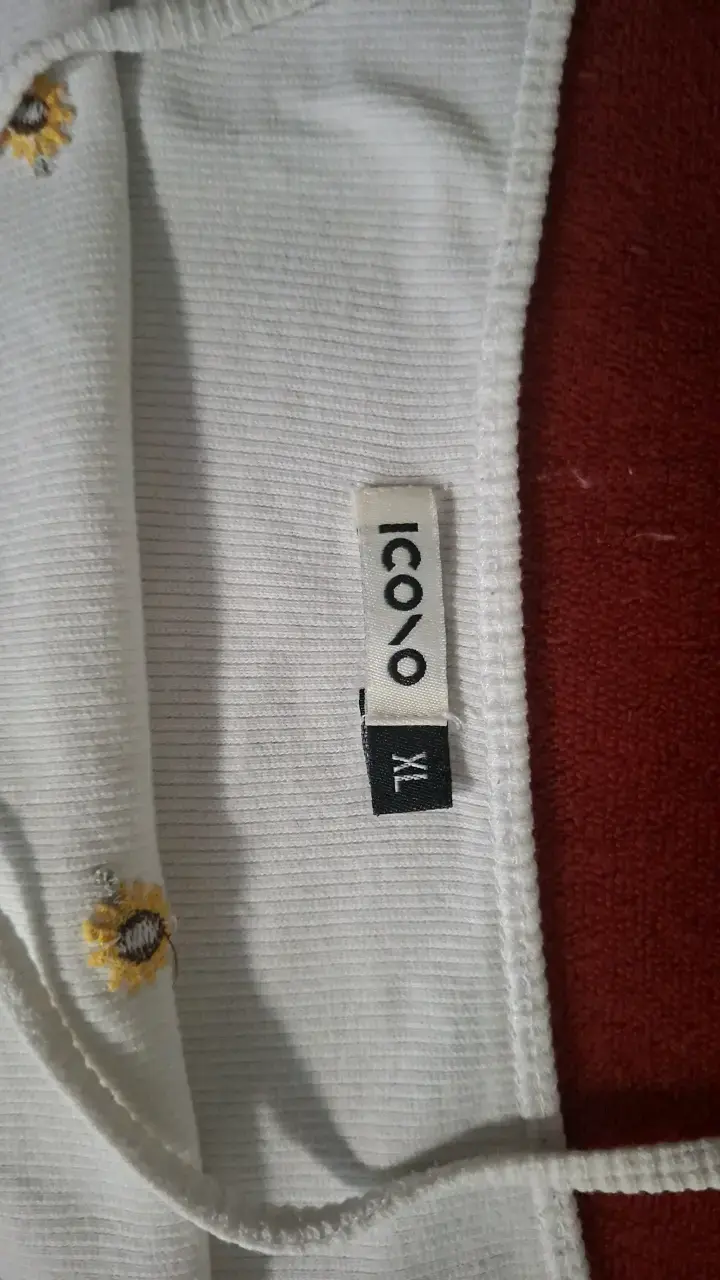 Polera blanca con girasoles bordados - 2