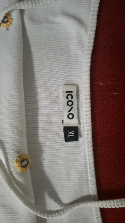 Polera blanca con girasoles bordados - miniatura 2