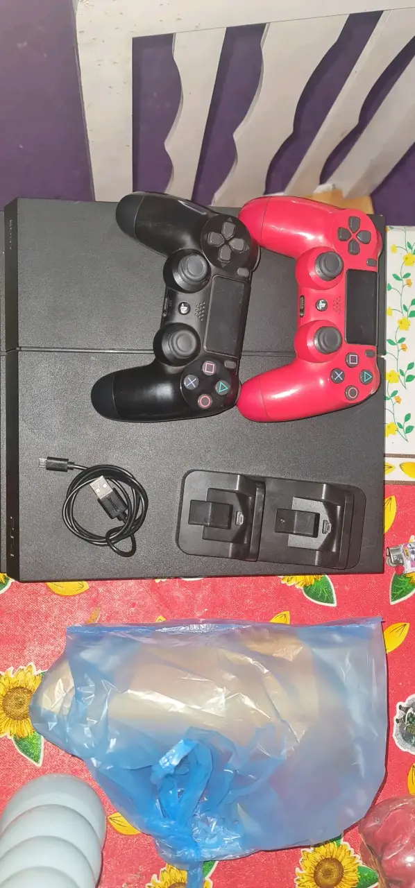 Consola PS4 con dos controles y cargador, 500 gb - 1