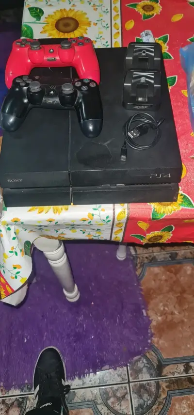 Consola PS4 con dos controles y cargador, 500 gb - miniatura 2