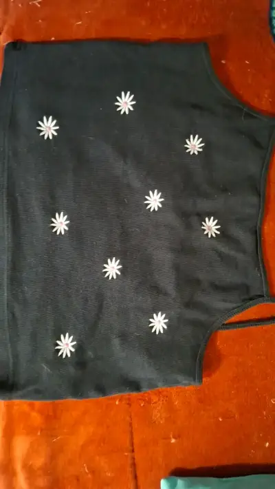 Polera negra con flores bordadas talla XL - miniatura 1
