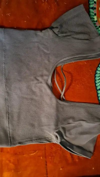 Polera morada con diseño de tirantes - miniatura 1