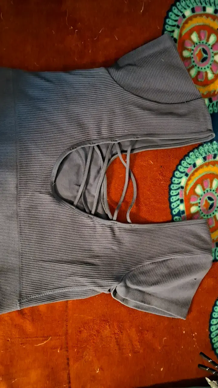 Polera morada con diseño de tirantes - 2