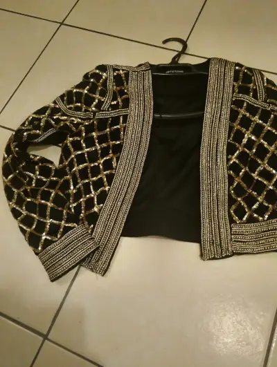 Chaqueta negra con lentejuelas doradas - miniatura 1