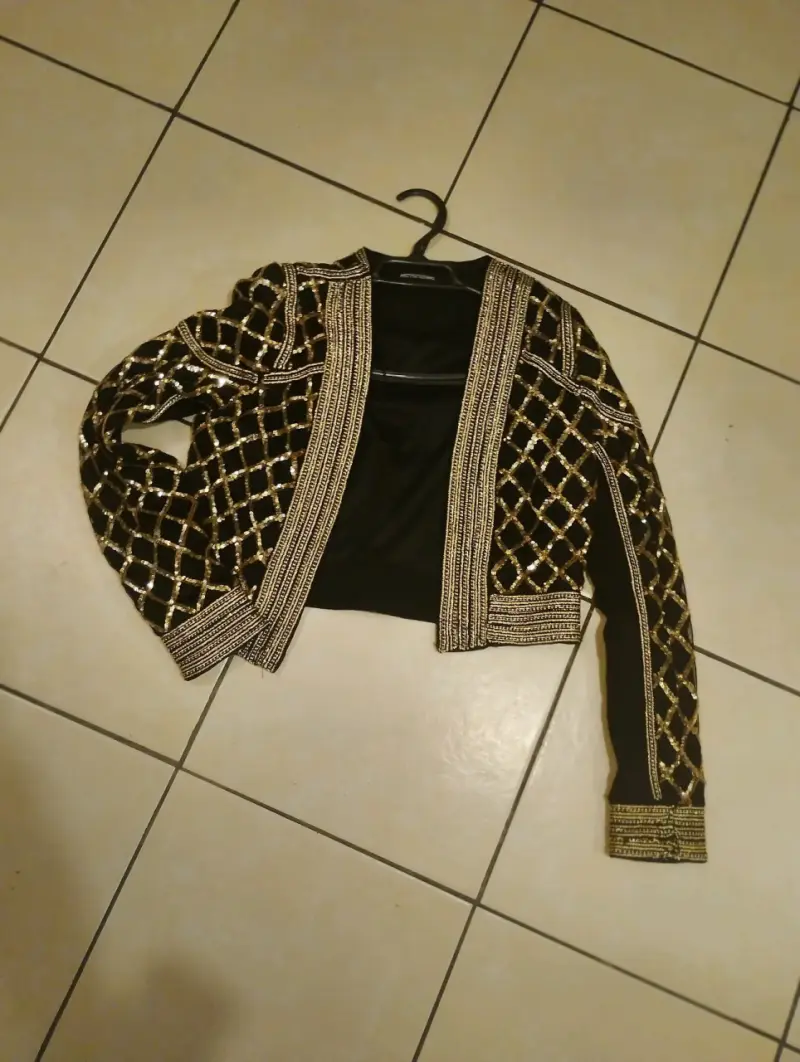 Chaqueta negra con lentejuelas doradas - 2