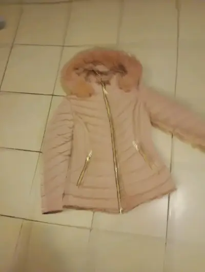 Chaqueta acolchada con capucha de piel sintética para mujer - miniatura 1