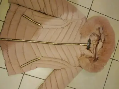 Chaqueta acolchada con capucha de piel sintética para mujer - miniatura 2