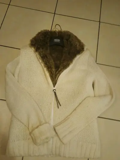 Chaqueta de punto beige con cuello de piel sintética - miniatura 1