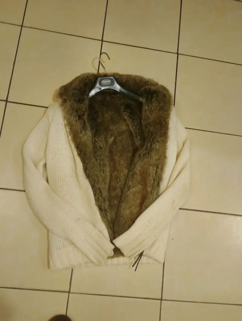 Chaqueta de punto beige con cuello de piel sintética - 2