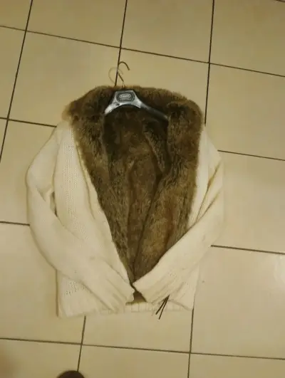 Chaqueta de punto beige con cuello de piel sintética - miniatura 2